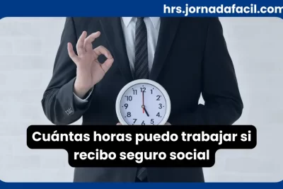 Hombre con traje sosteniendo un reloj para ilustrar límite de horas trabajadas con seguro social